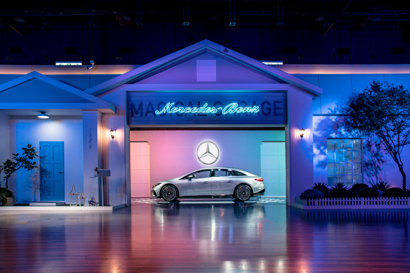 SMALL_圖1_台灣賓士今揭幕「Mercedes-Benz 星奇車庫」特展，巡迴全球如今降臨台灣，免費入場參觀。